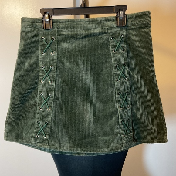 18. Newbury Kustom Green Corduroy Skirt with Lace-Up Detail Y2K Size Medium - Picture 2 of 5